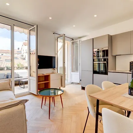 Apartment 9a - Facing Port & Town Hall