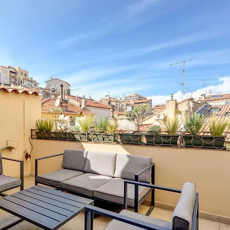 9a - Facing Port & Town Hall Apartment *