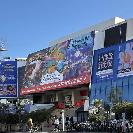 9a - Facing Port & Town Hall 戛纳