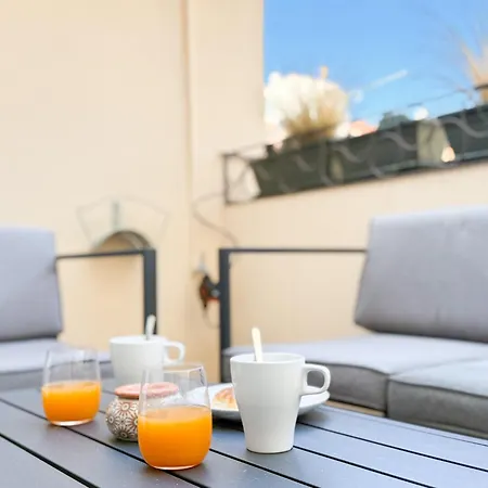 Apartment 9a - Facing Port & Town Hall *