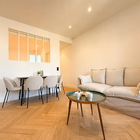 9a - Facing Port & Town Hall