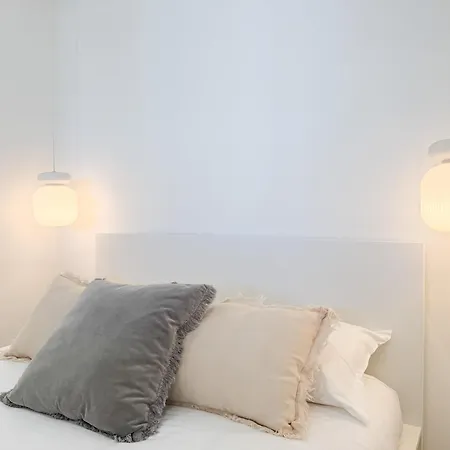 Apartment 9a - Facing Port & Town Hall *