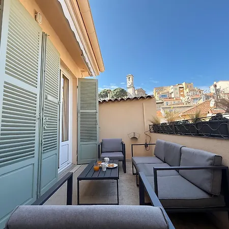 9a - Facing Port & Town Hall *