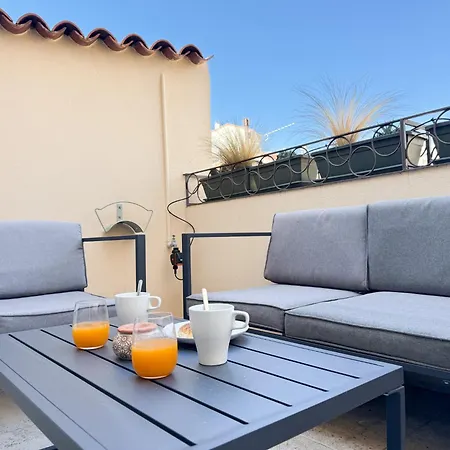 Apartment 9a - Facing Port & Town Hall *