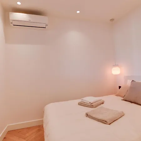 9a - Facing Port & Town Hall Apartament Cannes