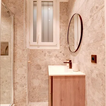 9a - Facing Port & Town Hall 아파트