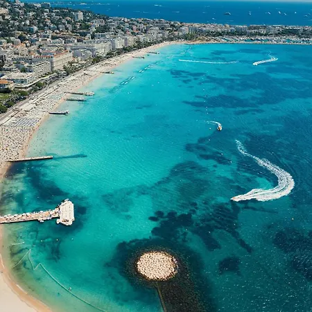 9a - Facing Port & Town Hall 아파트 *